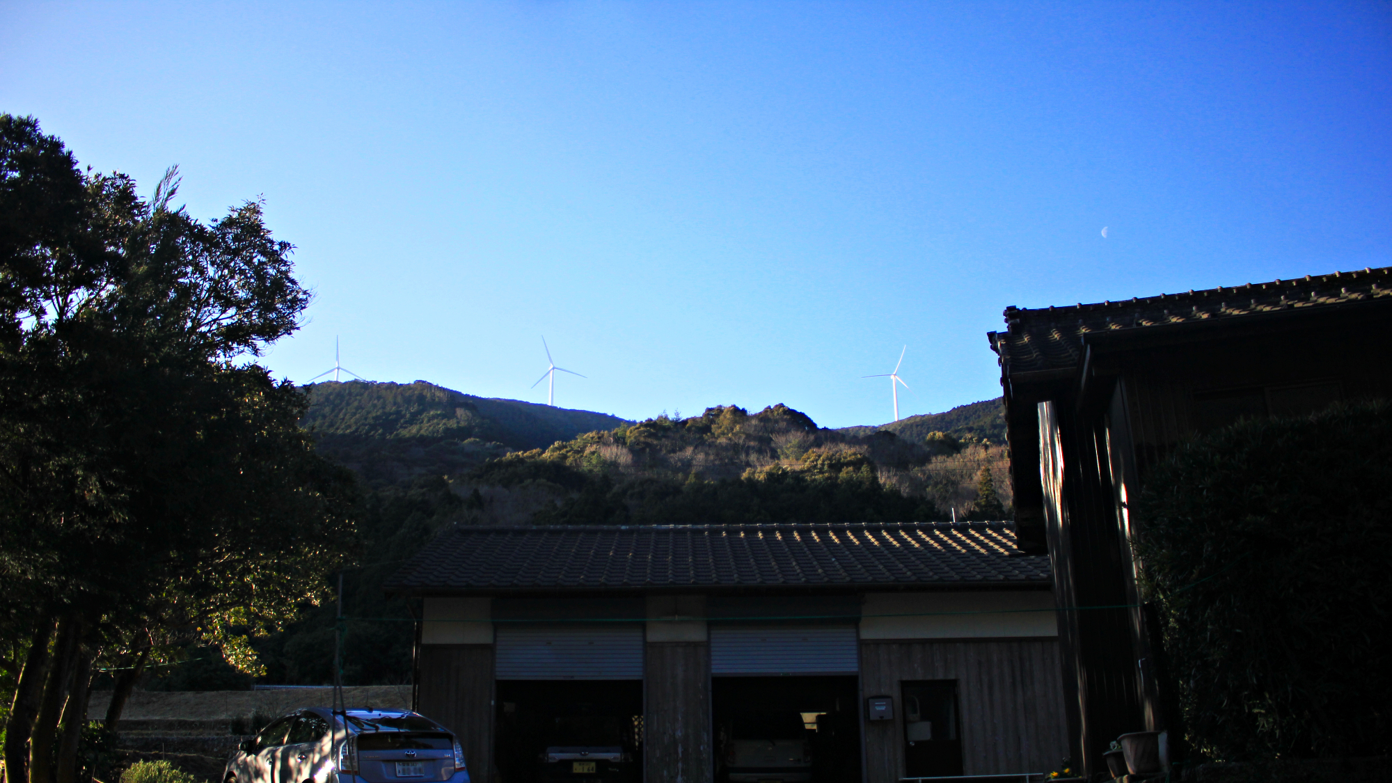 風車と家の写真